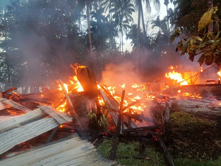 Rumah Hunian dan Warung di Kawasan Pantai Air Manis Padang Hangus Dilahap Api, Kerugian Capai Rp300 Juta 1 Kebakaran yang terjadi pada Sabtu (10/8/2024) pagi di kawasan Pantai Air Manis, Kecamatan Padang Selatan. Api menghanguskan satu bangunan rumah merangkap warung. (Foto: Dok. Dinas Damkar Padang)