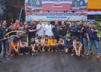 Tim Klewang Satreskrim Polresta Padang menangkap sejumlah pelaku tawuran yang mengakibatkan tangan seorang remaja putus pada Sabtu (10/8/2024) dini hari. (Foto: Dok. Polresta Padang)