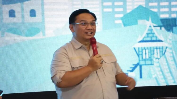 Anggota Ombudsman RI Yeka Hendra Fatika memberikan penjelasan terkait fee kios tani di Padang, Selasa (13/8/2024). ANTARA/Muhammad Zulfikar