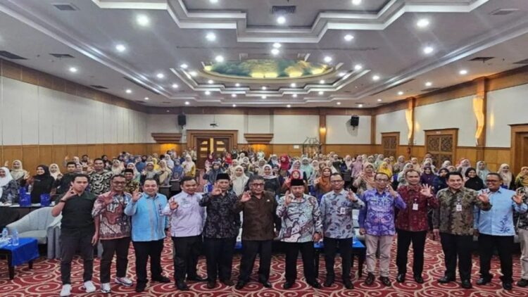 Penerapan Siskeudes Link, Pengelolaan Keuangan Nagari Diharapkan jadi lebih Efisien 1 Bupati Agam Andri Warman beserta peserta bimbingan teknis. Dok HO/Diskominfo Agam