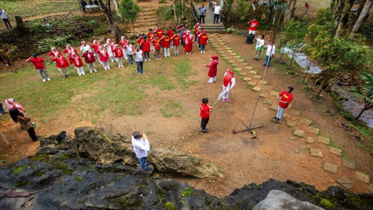 Upacara Kemerdekaan di Goa Kelelawar Padayo, Hendri Septa Ajak Warga Padang Renungkan Perjuangan Pahlawan 1 Hendri Septa memimpin upacara HUT Kemerdekaan RI ke-79 di Goa Kelelawar Padayo. (Foto: Dok. Istimewa)