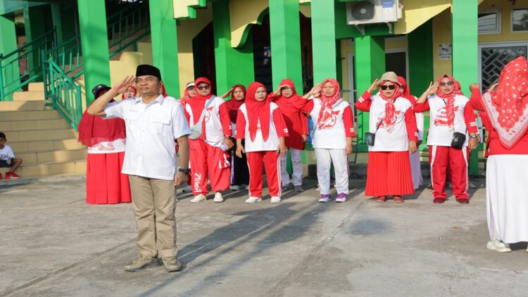 Pimpin Upacara HUT ke-79 RI, Hidayat Ajak Warga Rawat Selalu Semangat Kebersamaan 1 Hidayat memimpin upacara HUT ke-79 RI di Kelurahan Sawahan, Padang. (Foto: Dok. Istimewa)