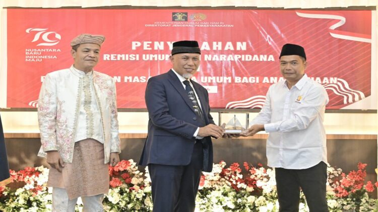 4.185 Napi di Sumbar Terima Remisi, Gubernur: Semoga Ini jadi Motivasi Selalu Berperilaku Baik 1 Gubernur menyerahkan remisi kepada 4.185 napi di lingkup Kanwil Kemenkumham Sumbar. (Foto: Dok. Diskominfotik Sumbar)