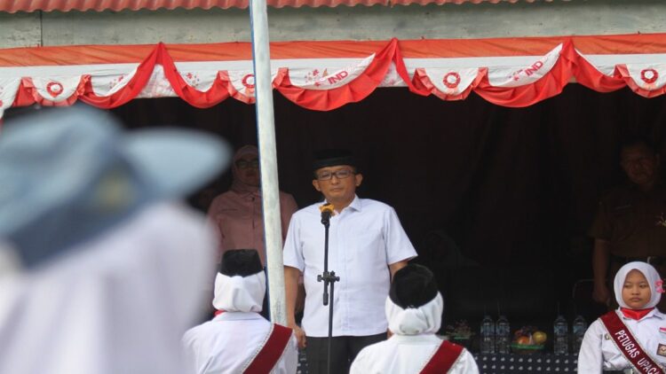Nasihat Cawako Padang Hendri Septa untuk Generasi Muda: Isi Kemerdekaan dengan Prestasi, Jauhi Narkoba dan Tawuran! 1 Cawako Padang Hendri Septa memimpin upacara bendera di SMA Pertiwi 2 Padang, Senin (19/10/2024). (Foto: Dok. Istimewa)