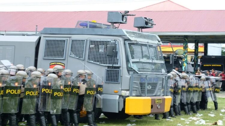 Matangkan Pengamanan Pilkada 2024, Polda Sumbar Latih Ratusan Personel "Tactical Floor Game" 1 Polda Sumbar melakukan simulasi pengamanan Pilkada 2024. (Foto: Dok. Polda Sumbar)