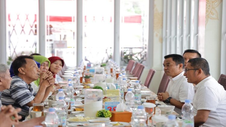 Hendri Septa-Hidayat bertemu dengan pedagang Pasar Raya Padang. (Foto: Dok. Istimewa)