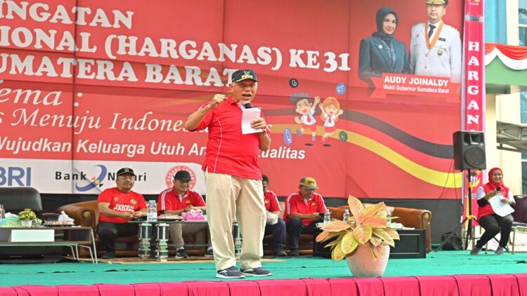 Harganas Sumbar, Gubernur Tekankan Rumah Tangga harus jadi Tempat yang Menyenangkan 1 Gubernur Mahyeldi menghadiri Peringatan Harganas ke-31 tingkat Provinsi Sumbar. (Foto: Dok. Diskominfotik Sumbar)