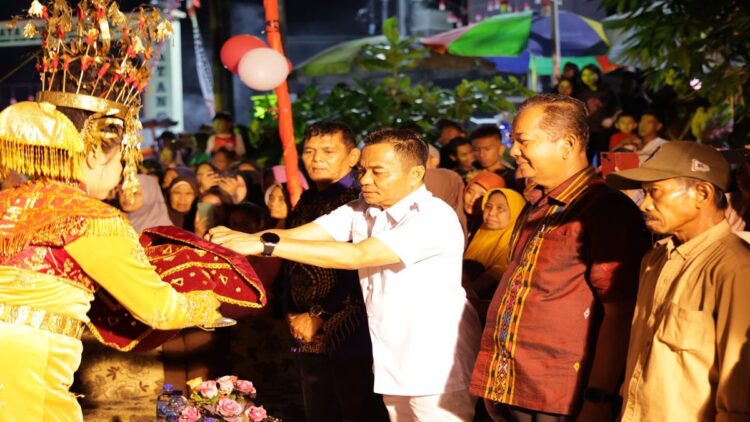 Warga Dukung Program "Padang Festival" di Pilkada 2024 1 Hidayat menghadiri malam hiburan warga di Tanjung Berok, Kota Padang. (Foto: Dok. Istimewa)