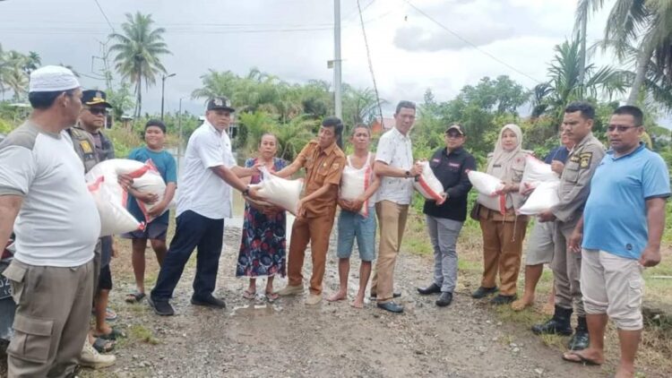 Pemko Pariaman Serahkan Bantuan ke Masyarakat Terdampak Banjir 1 Pemko Pariaman menyerahkan bantuan kepada korban banjir. (Foto: Dok. Istimewa)