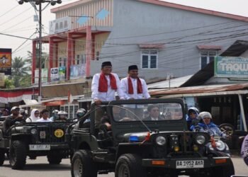 Mendaftar ke KPU Padang, Hendri Septa-Hidayat Diarak Pakai Jip hingga Bendi