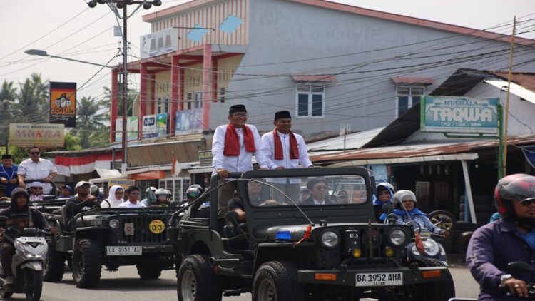 Hendri Septa-Hidayat diarak menggunakan jip saat mendaftarkan diri ke KPU Padang, Kamis (29/8/2024). (Foto: Dok. Istimewa)