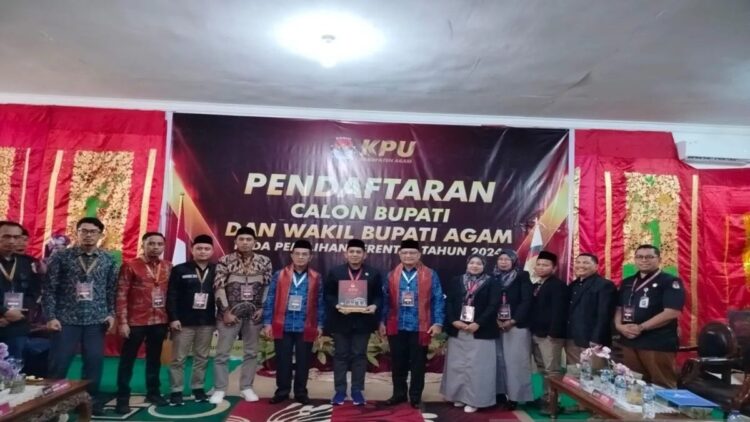 Ketua KPU Agam Herman Susilo menerima pendaftaran pasangan calon bupati dan wakil bupati. Dok Antara/Yusrizal