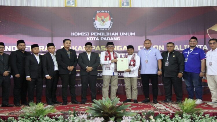 Ketua DPD Gerindra Sumbar Andre Rosiade mendampingi pendaftaran Hendri Septa-Hidayat ke KPU Padang. (Foto: Dok. Istimewa)