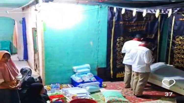 Hendri Septa-Hidayat secara spontan menyempatkan diri bertakziah ke rumah warga sesaat sebelum pendaftaran ke KPU Padang. (Foto: Dok. Tangkap layar)