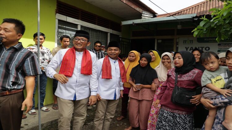 Hendri Septa dan Hidayat "Dihadang" Penyandang Disabilitas hingga Anak Panti Asuhan 1 Hendri Septa-Hidayat bertemu dengan masyarakat di daerah Ampang jelang pendaftaran ke KPU Padang, Kamis (29/10/2024). (Foto: Dok. Istimewa)