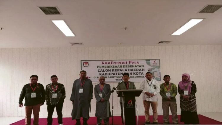 Pasangan Calon Kepala Daerah Agam Ikuti Tes Kesehatan di RS Unand 1 Ketua KPU Agam Herman Susilo didampingi komisioner KPU, Bawaslu, Pasangan Calon dan Direktur RS Unand Padang Dr. dr. Yevri Zulfiqar sedang memberikan keterangan saat pemeriksaan kesehatan di Rumah Sakit Unand Padang. Dok Antara/Yusrizal