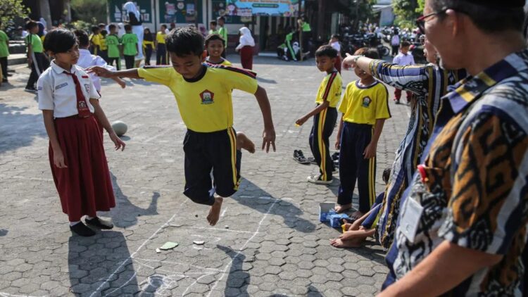 Tersisa Rp111 Triliun, DPR Kritisi Rendahnya Realiasi Anggaran Pendidikan 1 Seorang siswa bermain engklek di halaman SD Negeri Rejosari 2, Semarang, Jawa Tengah, Selasa (23/7/2024). ANTARA FOTO/Makna Zaezar/rwa