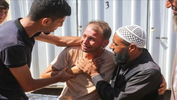 Bayi kembar Palestina yang baru lahir, Aysel dan Asser, tewas dalam serangan udara Israel di Jalur Gaza tengah pada Selasa (13/8/2024) saat sang ayah, Mohammad Abu al-Qumsan mengambil akta kelahiran mereka/HO-Anadolu/www.aa.com.tr