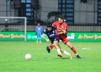 Bek Semen Padang FC Tin Martic merebut bola yang dibawa Kei Hirose. (dok. MO Semen Padang FC)