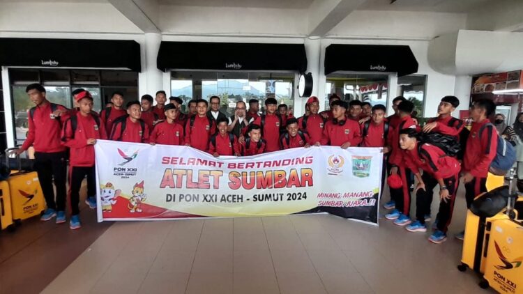 Sepakbola dan Arung Jeram Berangkat Menuju Arena PON XXI Aceh-Sumut 1 Keberangkatan atlet Sumbar ke PON XXI. (dok. Humas KONI Sumbar)