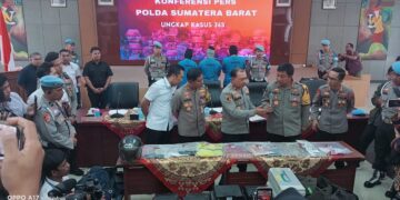 Terlilit Hutang, Ini Alasan Dua Oknum Polisi Pelaku Perampokan Mobil Pengisian ATM di Padang Pariaman 8 Konferensi pers perampokan mobil pengisian ATM di Padang Pariaman. (dok. Radarsumbar)