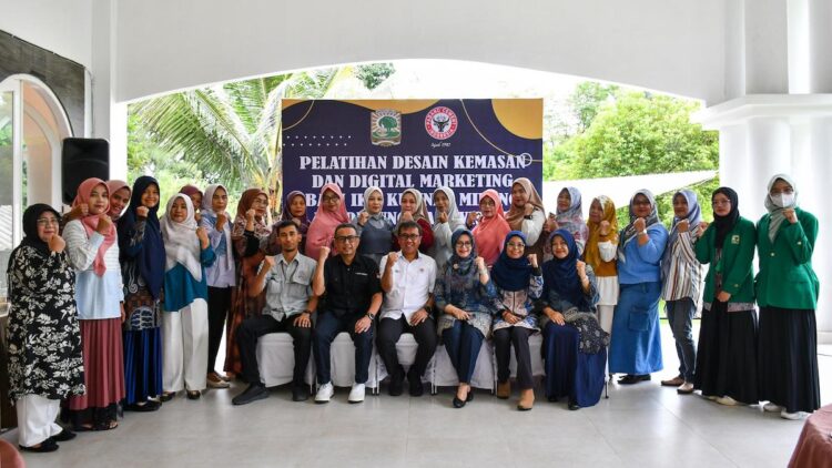 PT Semen Padang Gelar Pelatihan Desain Kemasan dan Digital Marketing 1 Pelatihan digital marketing oleh LPPM Unand di Club House Semen Padang. (dok. istimewa)