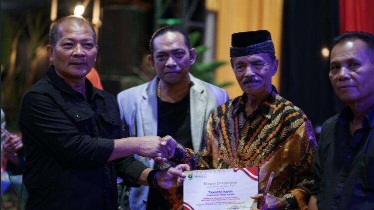 Enam Tokoh Seni Terima Anugrah Musik Gamad Sumbar 2024 1 Penerima anugrah musik di iven Apresiasi Gamad 2024. (dok. istimewa)