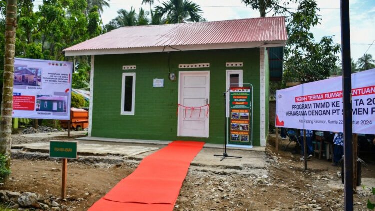 Kolaborasi PT Semen Padang dan TMMD, Rumah Bantuan Sepablock Diresmikan 1 Rumah yang dibangun menggunakan sepablock diresmikan Dirut Semen Padang. (dok. Humas)