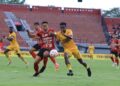 Striker Semen Padang FC Cornelius Stewart berebut bola dengan kapten Bali United Ricky Fajrin. (dok. MO Semen Padang FC)