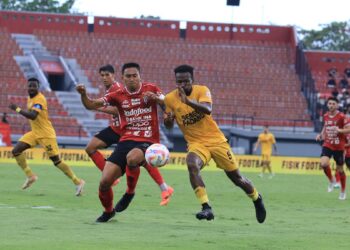 Striker Semen Padang FC Cornelius Stewart berebut bola dengan kapten Bali United Ricky Fajrin. (dok. MO Semen Padang FC)