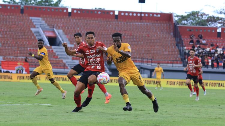 Kalah dari Bali United, Pelatih Semen Padang FC Ungkap Hal Mengejutkan 1 Striker Semen Padang FC Cornelius Stewart berebut bola dengan kapten Bali United Ricky Fajrin. (dok. MO Semen Padang FC)