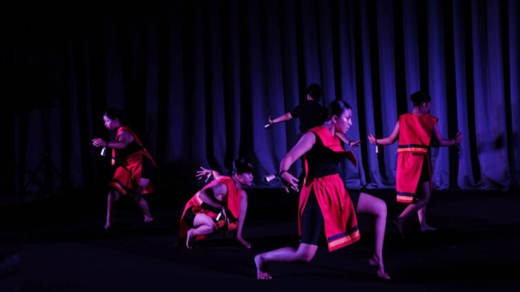 Tari Kontemporer Pukau Penonton di Workshop UPTD Taman Budaya Sumbar 1 Tari kontemporer di workshop yang digelar UPTD Taman Budaya Sumbar. (dok. istimewa)