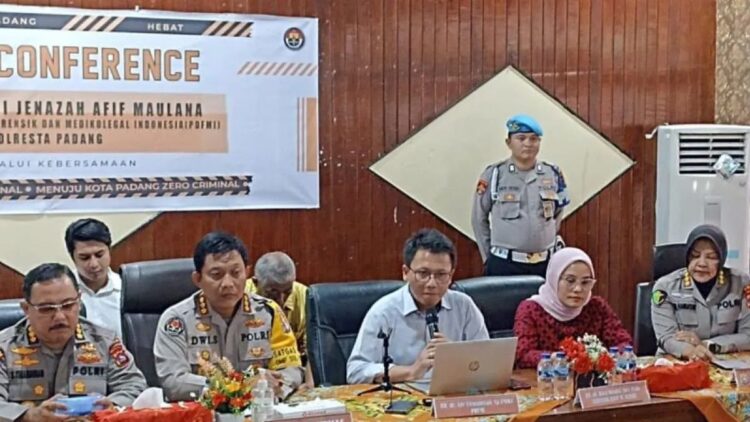 Sampaikan Hasil Ekshumasi, Tim Forensik Paparkan 3 Kejadian yang Sebabkan Kematian Afif Maulana 1 Jumpa pers penyampaian hasil ekshumasi oleh tim ahli forensik di Polresta Padang, Rabu (25/9). (ANTARA/Fathul Abdi)