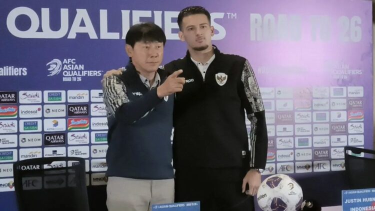 Pelatih tim nasional Indonesia Shin Tae-yong (kiri) dan bek Justin Hubner memberikan pernyataan pada konferensi pers prapertandingan Grup C putaran ketiga kualifikasi Piala Dunia 2026 zona Asia di Stadion Utama Gelora Bung Karno, Jakarta, Senin (9/9/2024). (ANTARA/Michael Siahaan)