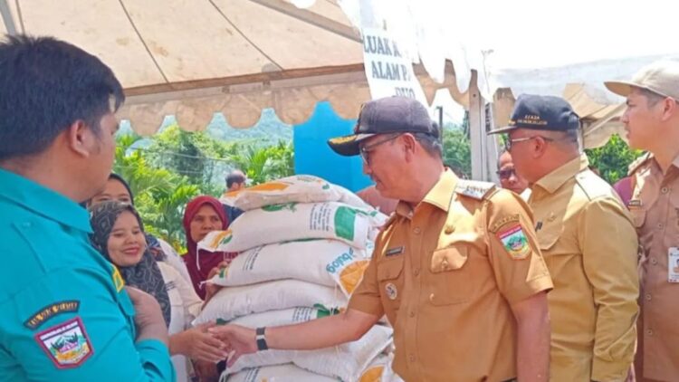 Stabilkan Harga Pangan, Pemkab Solok Selatan Gelar Operasi Pasar 1 Bupati Solok Selatan Khairunas didampingi Sekretaris Daerah Syamsurizaldi meninjau operasi pasar di Kecamatan Payah Duo guna menstabilkan harga kebutuhan pokok dan mencegah inflasi di Sumbar. (Antara)