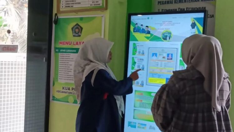 Tingkatkan Layanan Publik, KUA Lubuk Sikarah Solok Manfaatkan Digitalisasi 1 Dua orang karyawan di KUA Kota Solok saat melihat aplikasi digitalisasi dalam meningkatkan aksesibilitas layanan publik di kota itu. (ANTARA/HO-Diskominfo Solok)