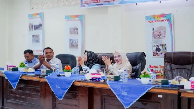 KPM Ujung Tombak Penurunan Stunting di Kabupaten Solok 1 Ketua TP-PKK Kabupaten Solok Emiko Epyardi Asda saat menghadiri kegiatan Kader Pembangunan Manusia (KPM) se-Kabupaten Solok. (ANTARA/HO-Diskominfo Solok)