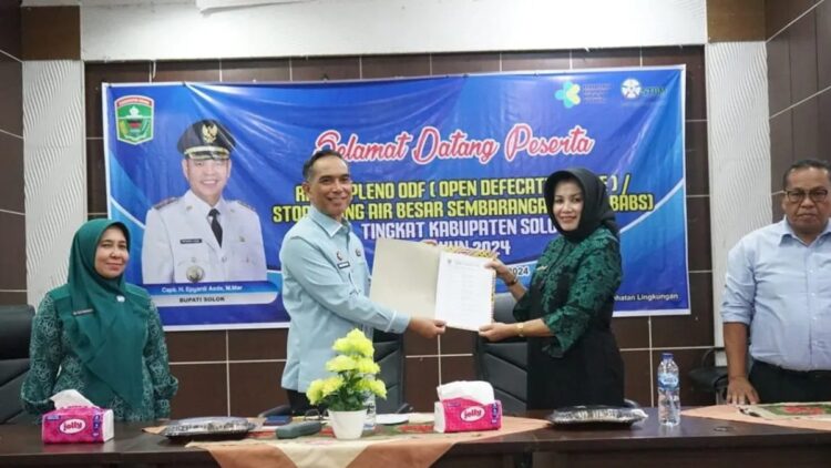 Sekretaris Daerah Kabupaten Solok Medison saat menghadiri rapat pleno deklarasi stop buang air besar sembarangan (BABS) di Kabupaten Solok. ANTARA/HO-Diskominfo Solok.