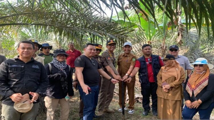 Antisipasi Konflik Masyarakat, Pemprov Sumbar-Riau Sepakati Batas Daerah Dharmasraya-Kuantan Singingi 1 Tim Pemprov Sumbar dan Riau sepakati batas daerah sub segmen Dharmasraya-Kuantan Singingi. (ANTARA/HO-Djaya)