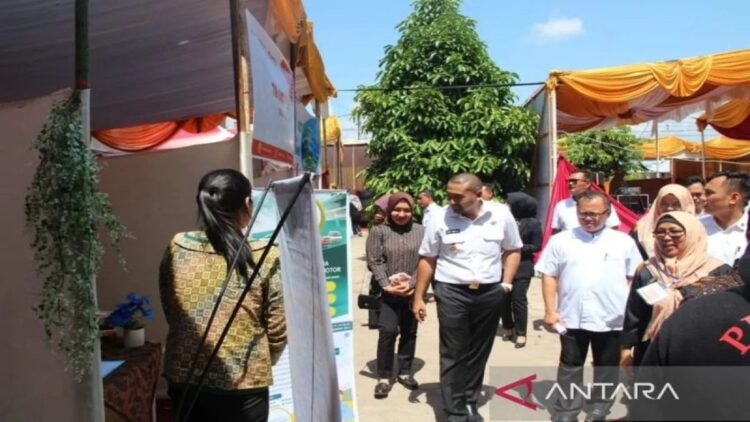 Kadisnakertrans Sumbar, Nizam Ul Muluk mendampingi Wagub Sumbar, Audy Joinaldy saat meninjau bursa kerja. ANTARA/HO-Nizam