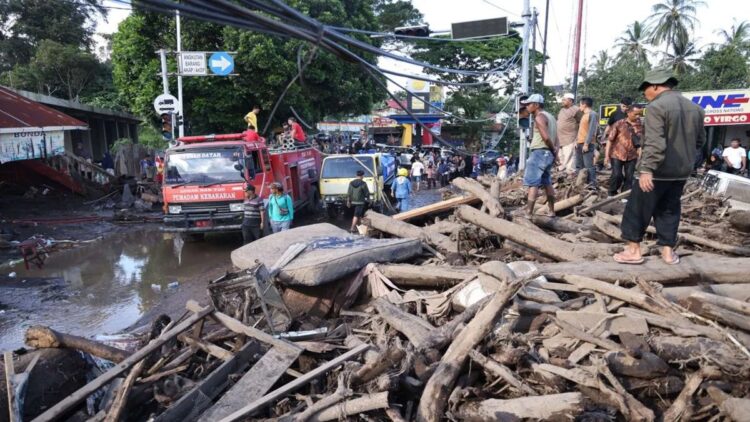 Bencana banjir bandang yang melanda Kabupaten Tanahdatar, Sumatera Barat pada 11 Mei 2024 lalu (Antara/Etri Saputra)