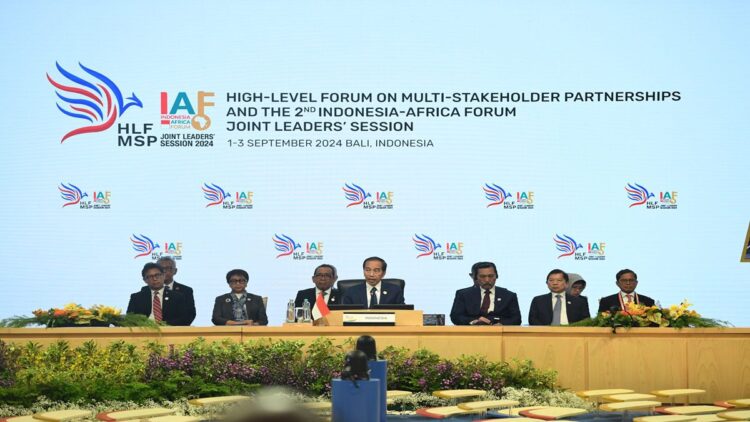 Presiden Jokowi Sebut Soliditas Internasional Kunci Atasi Tantangan Ekonomi dan Geopolitik 1 Presiden Joko Widodo (tengah) menyampaikan pandangannya saat Joint Leaders' Session Indonesia-Africa Forum (IAF) II and High-Level Forum on Multi-Stakeholder Partnerships (HLF MSP) di Nusa Dua, Bali, Senin (2/9/2024). Media Center IAF II-HLF MSP/Fikri Yusuf/nym.
