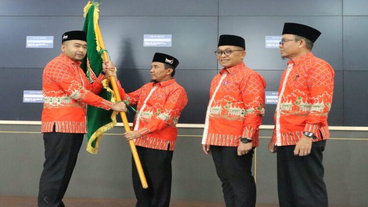 Wakil Gubernur Sumbar melepas kafilah Sumbar yang bakal berlaga di MTQN ke-30 di Kalimantan Timur. (Foto: Dok. Kemenag Sumbar)