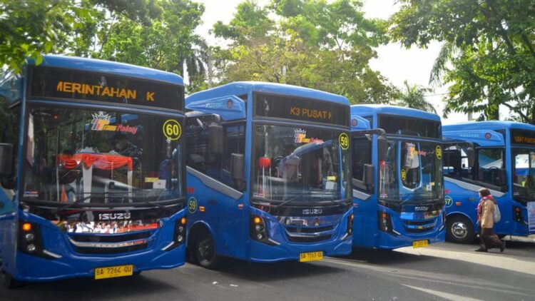 Semua Koridor Trans Padang telah Beroperasi, Diharapkan Aksesibilitas Transportasi Publik makin Baik 1 Pelajar bersiap menaiki armada baru bus Trans Padang saat peluncuran di Padang, Sumatera Barat, Kamis (18/4/2024). . ANTARA FOTO/Iggoy el Fitra/rwa