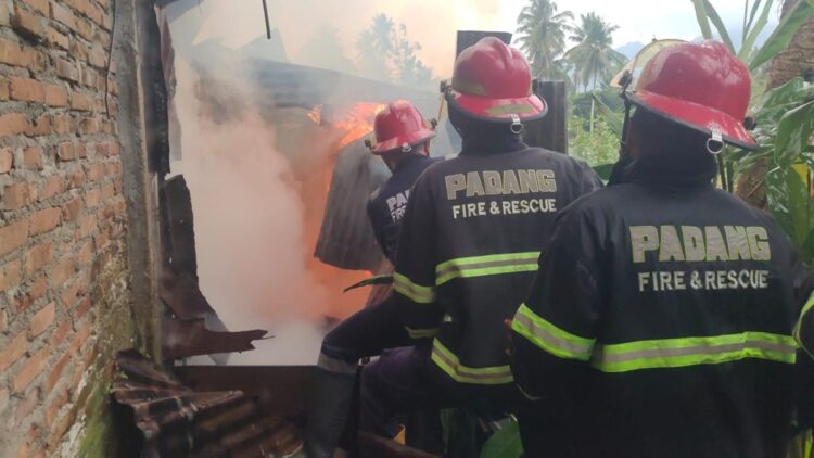 Kebakaran Lumat Dua Petak Rumah-Satu Motor di Kuranji 1 Petugas Damkar Padang berjibaku memadamkan api dari rumah yang terbakar di Kuranji. (Foto: Dok. Diskominfo Padang)