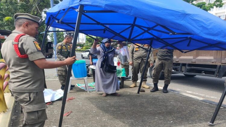 Satpol PP menertibkan PKL di Jalan Juanda, Kota Padang. (Foto: Dok. Satpol PP Padang)