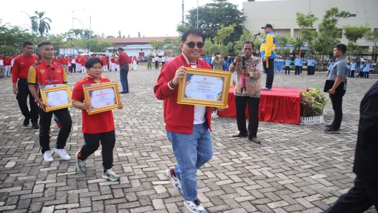 Mastilizal Aye Raih Penghargaan Pembina Olahraga Terbaik dari Pemko Padang 1 Ketua Askot PSSI Padang, Mastilizal Aye dapat penghargaan sebagai pembina olahraga terbaik. (dok. istimewa)