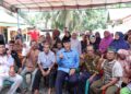 Buya Mahyeldi bersama warga Sunur dan mendengarkan aspirasi mereka. (dok. istimewa)