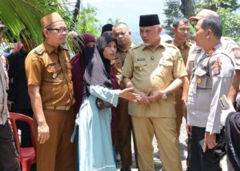Buya Mahyeldi mendatangi dan berikan support langsung untuk keluarga Nia penjual gorengan yang tewas dibunuh di Padangpariaman. (dok. istimewa)
