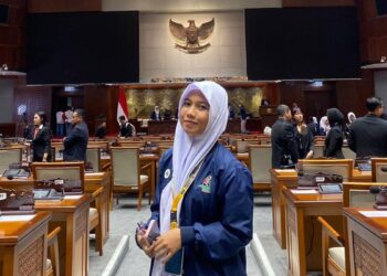 Harumkan Nama Sumbar, Embun Nuraisya Bersinar di Parlemen Remaja 2024 13 Siswa SMAN 1 Bayang, Embun Nuraisya saat di gedung DPR RI mengikuti ajang Parlemen Remaja 2024. (dok. istimewa)